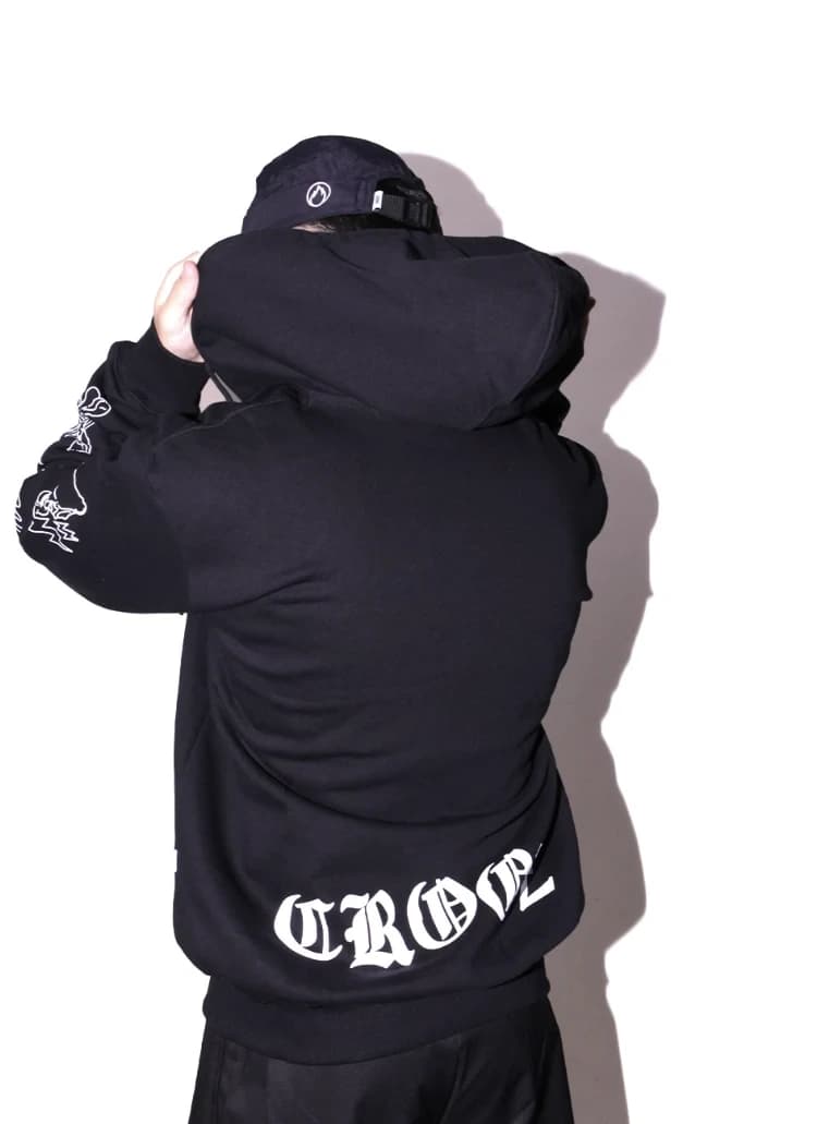 Tampak belakang hoodie dengan tulisan CROOZ blackletter di bagian bawah